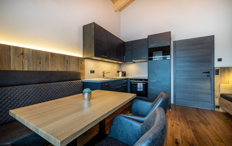 Küche und Esstisch im Appartement Bergliebe