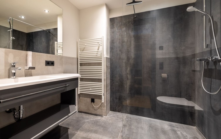 Großes Badezimmer im Doppelzimmer Franzl