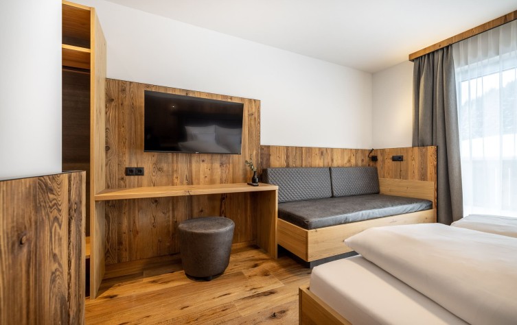 Doppelzimmer Franzl mit Schreibtisch und TV